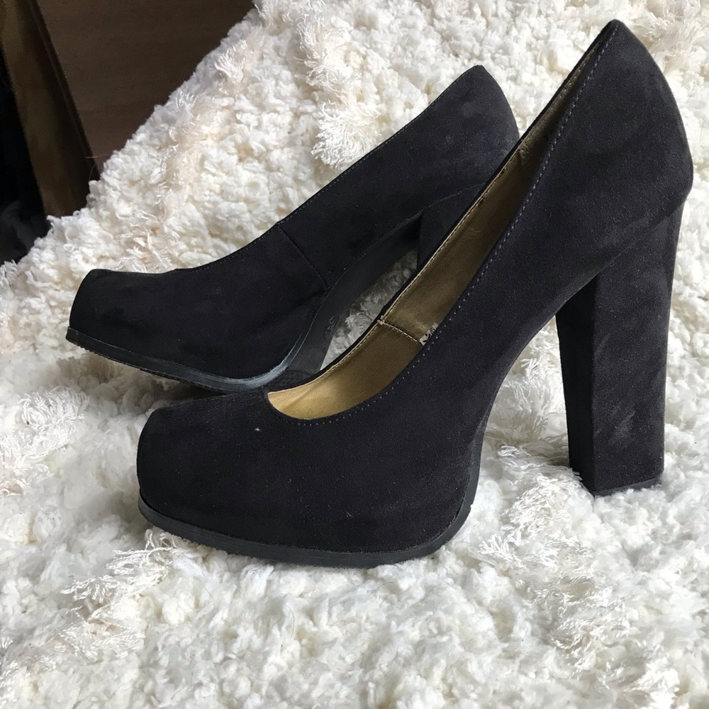 Mossimo Black faux suede platform pumps